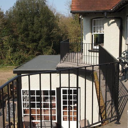 The Weir Hotel Walton-on-Thames Exteriér fotografie