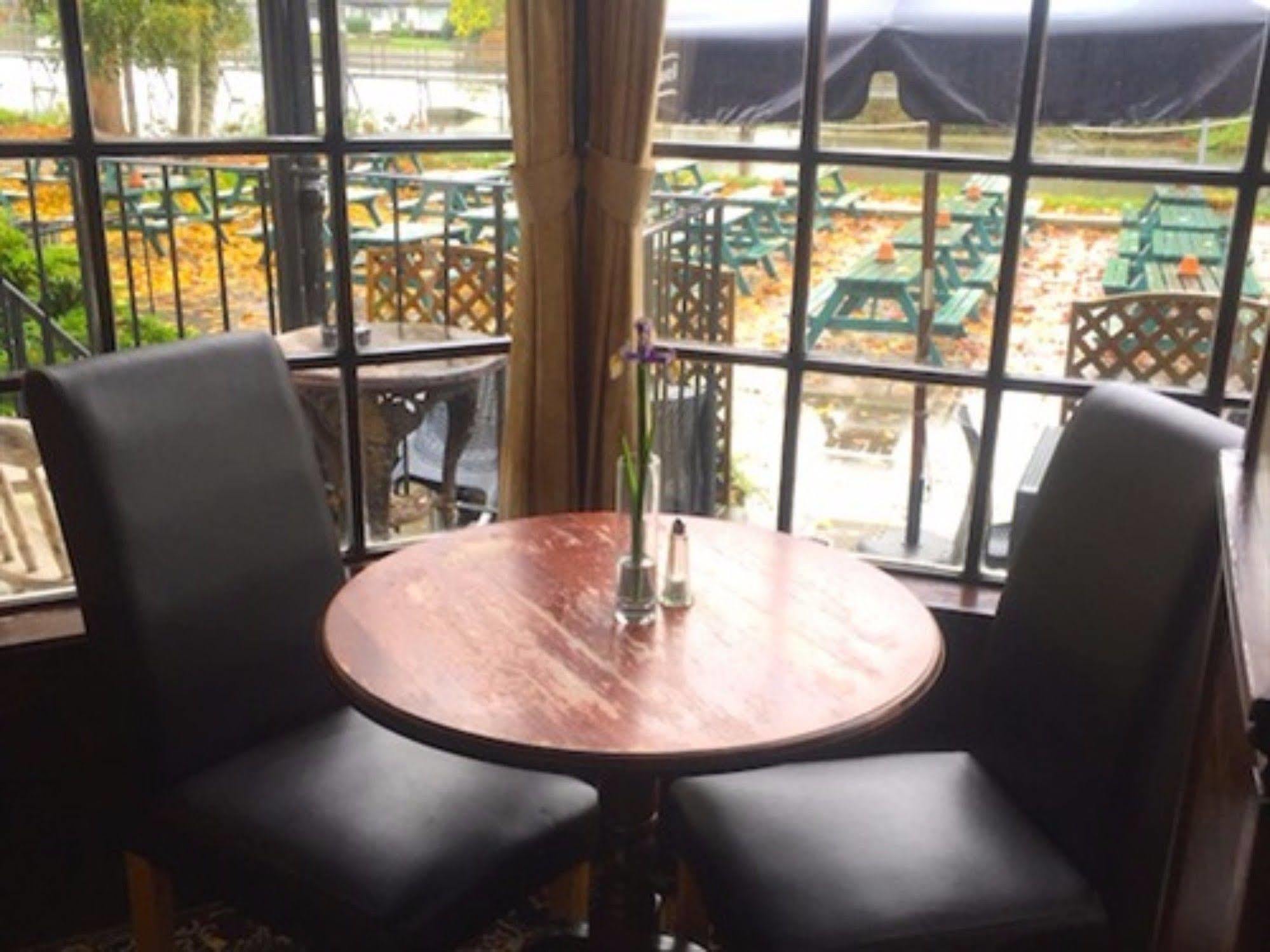 The Weir Hotel Walton-on-Thames Exteriér fotografie