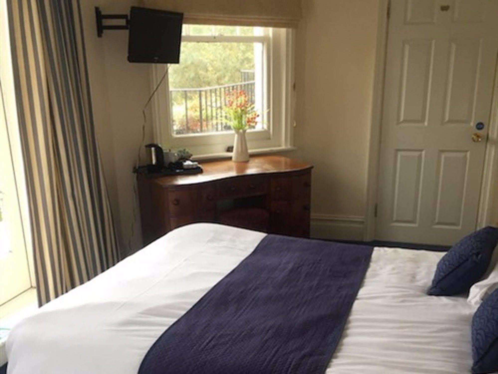 The Weir Hotel Walton-on-Thames Exteriér fotografie