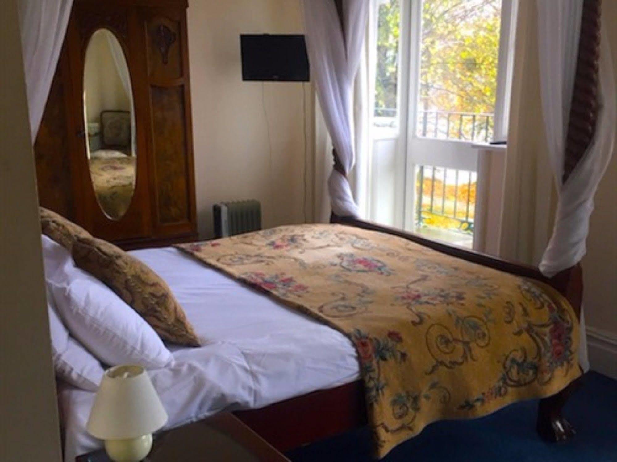 The Weir Hotel Walton-on-Thames Exteriér fotografie