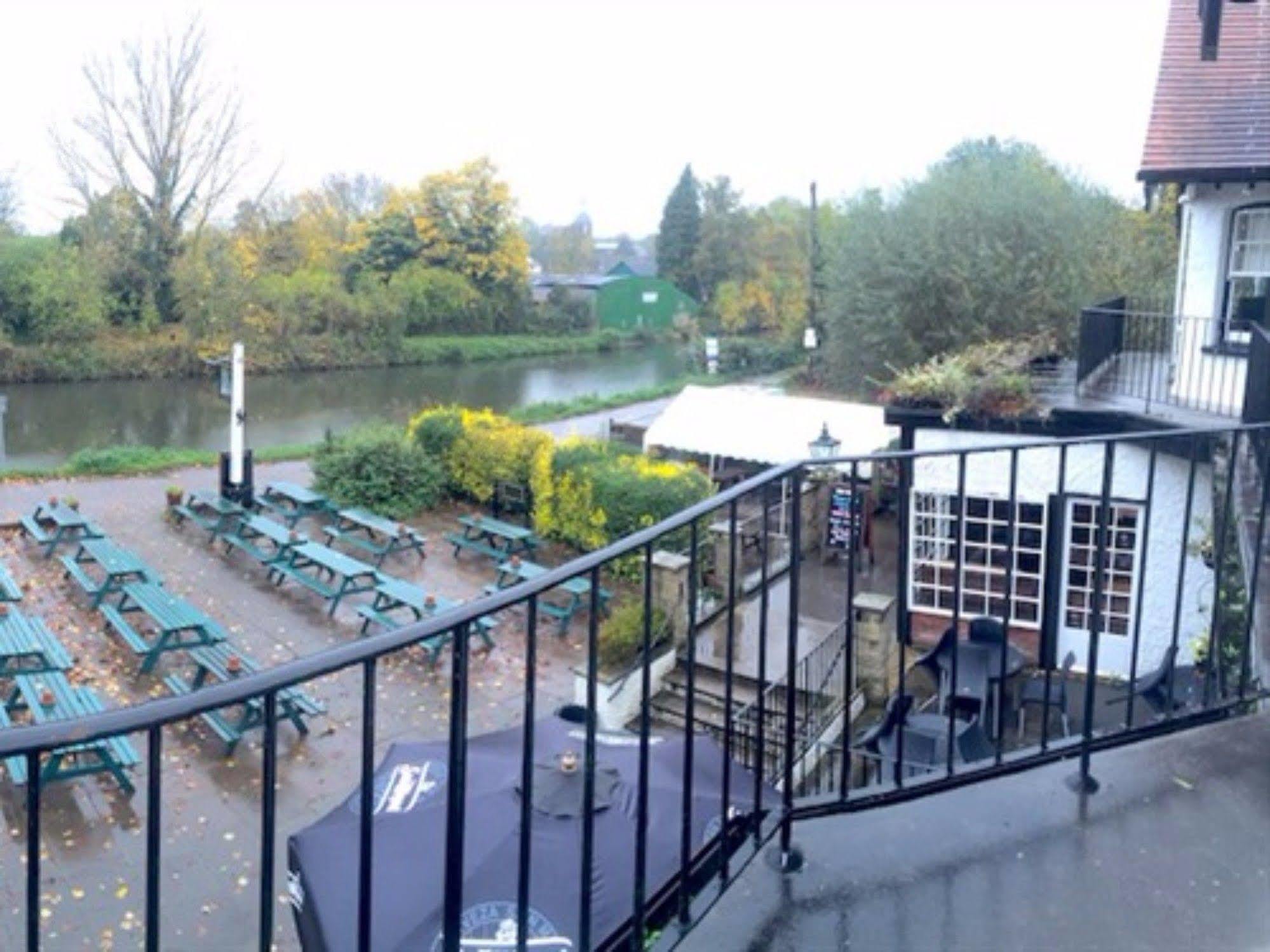 The Weir Hotel Walton-on-Thames Exteriér fotografie