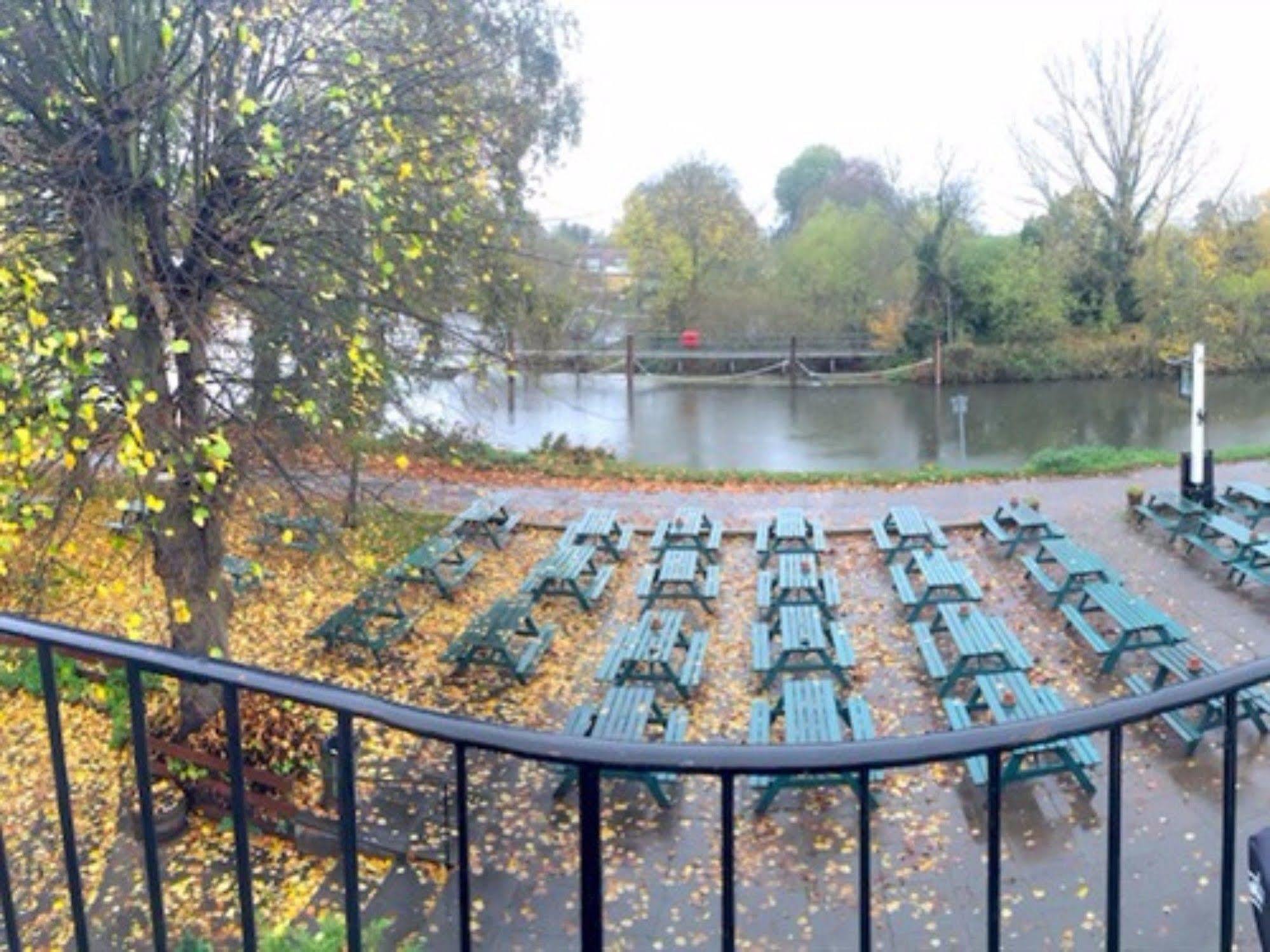 The Weir Hotel Walton-on-Thames Exteriér fotografie