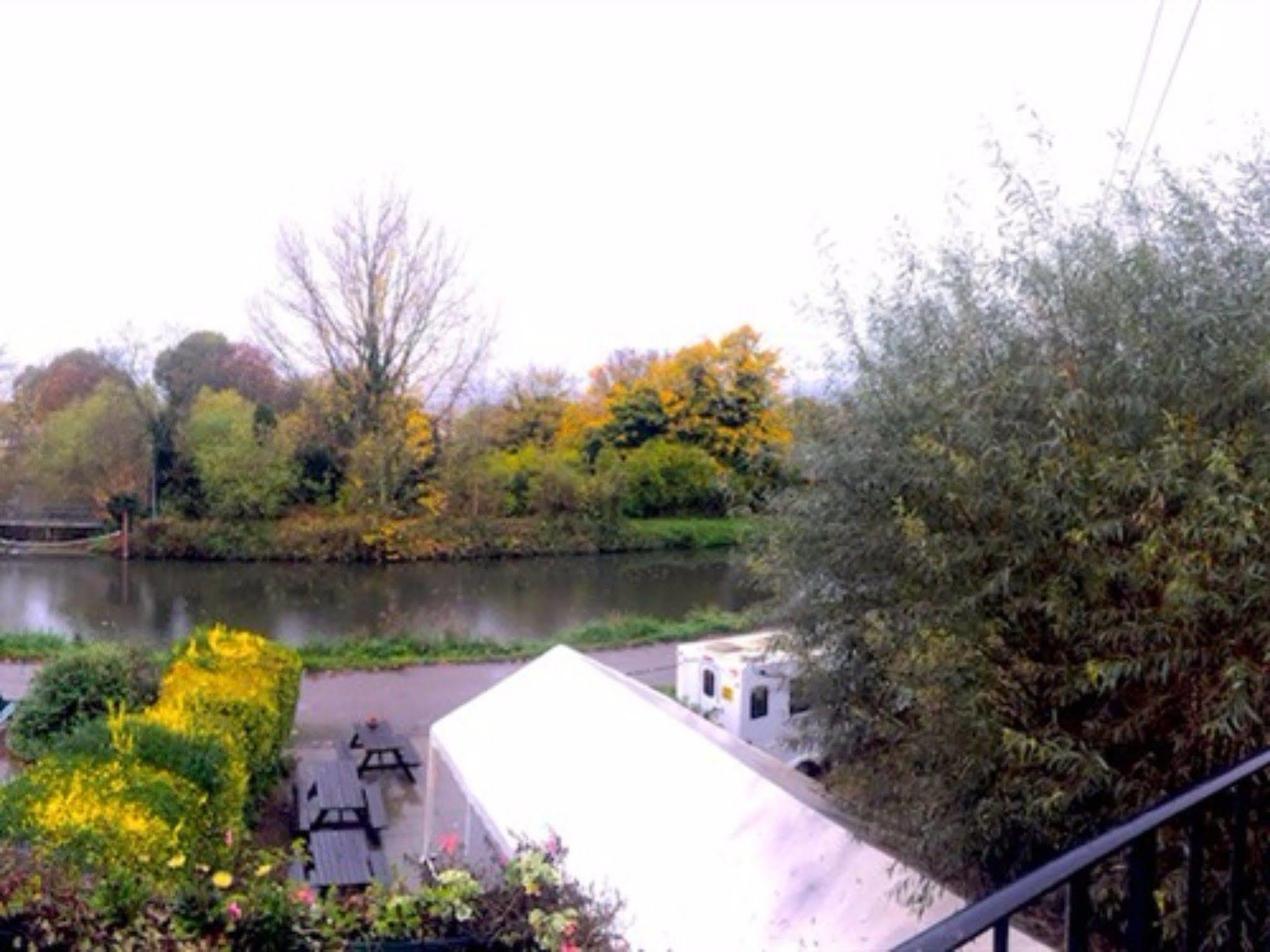 The Weir Hotel Walton-on-Thames Exteriér fotografie