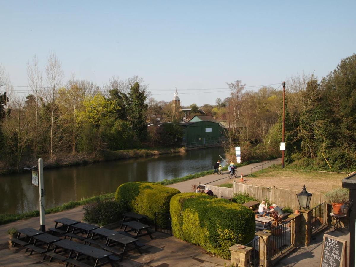 The Weir Hotel Walton-on-Thames Exteriér fotografie
