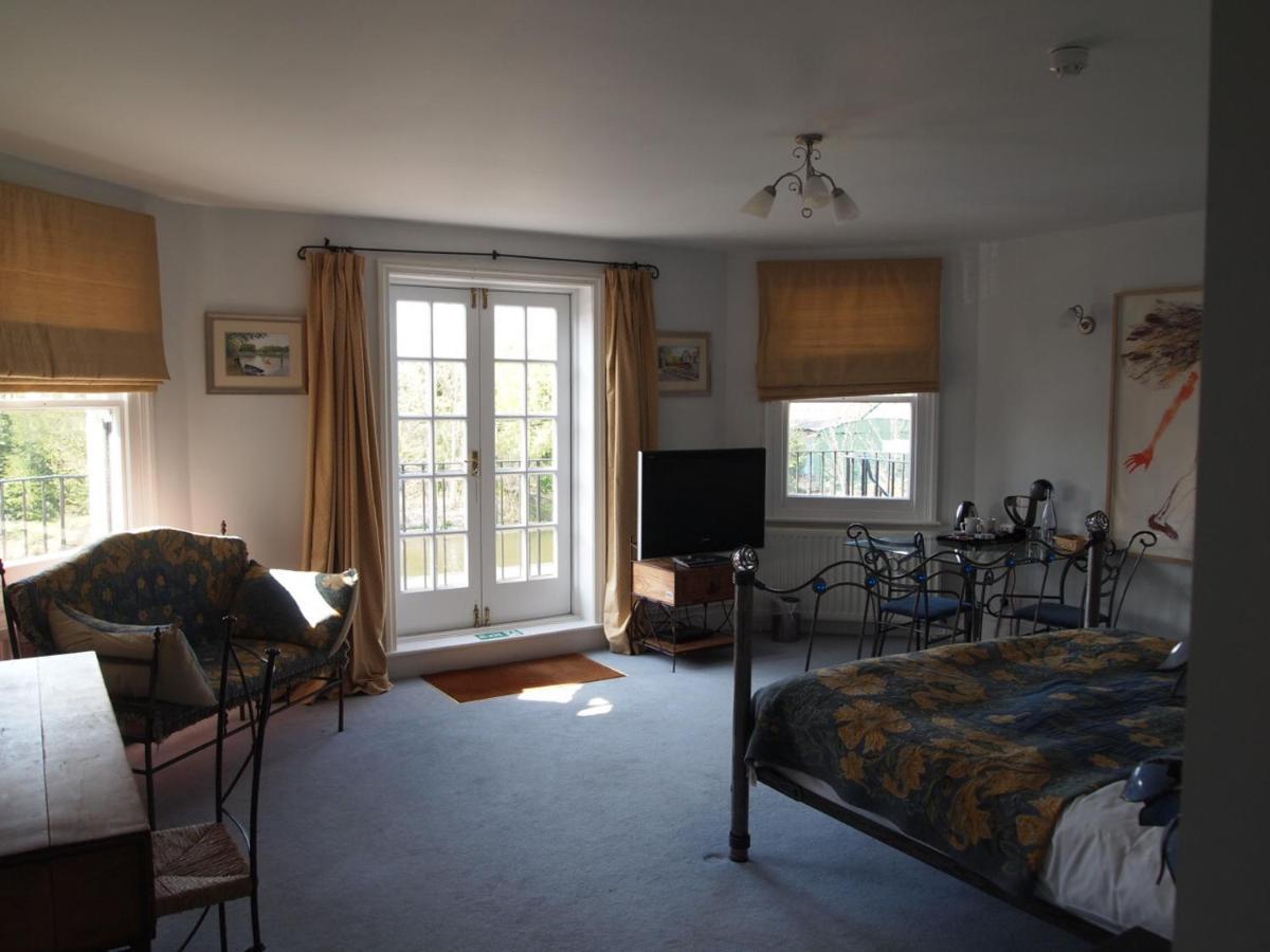 The Weir Hotel Walton-on-Thames Exteriér fotografie