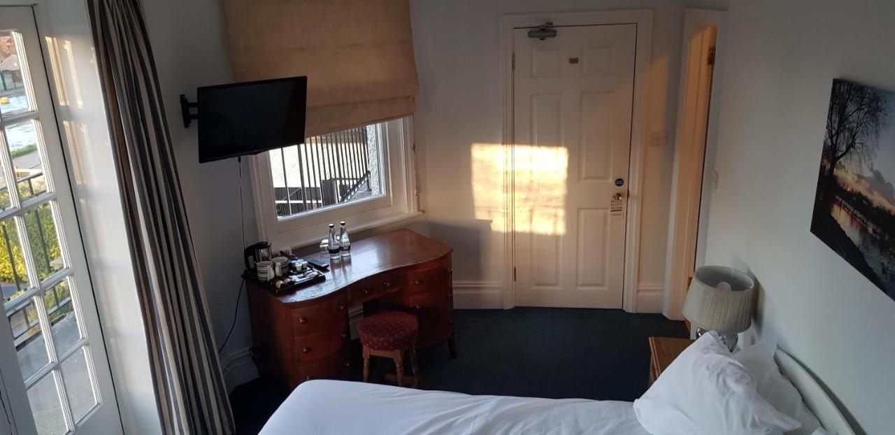 The Weir Hotel Walton-on-Thames Exteriér fotografie
