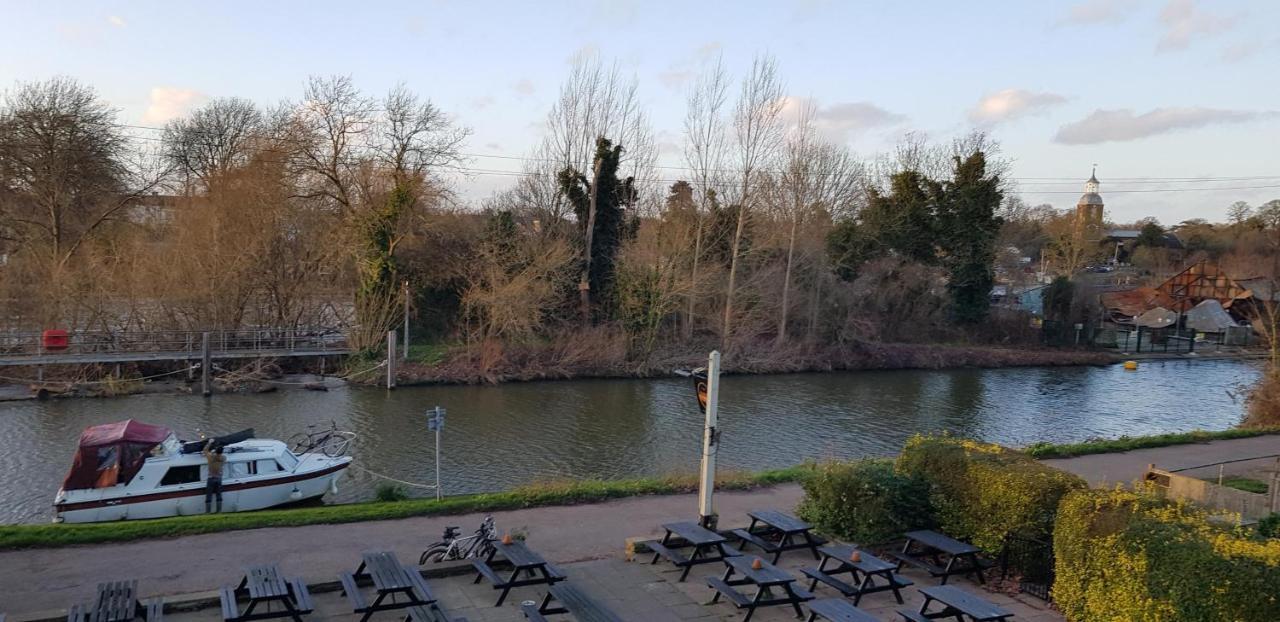 The Weir Hotel Walton-on-Thames Exteriér fotografie