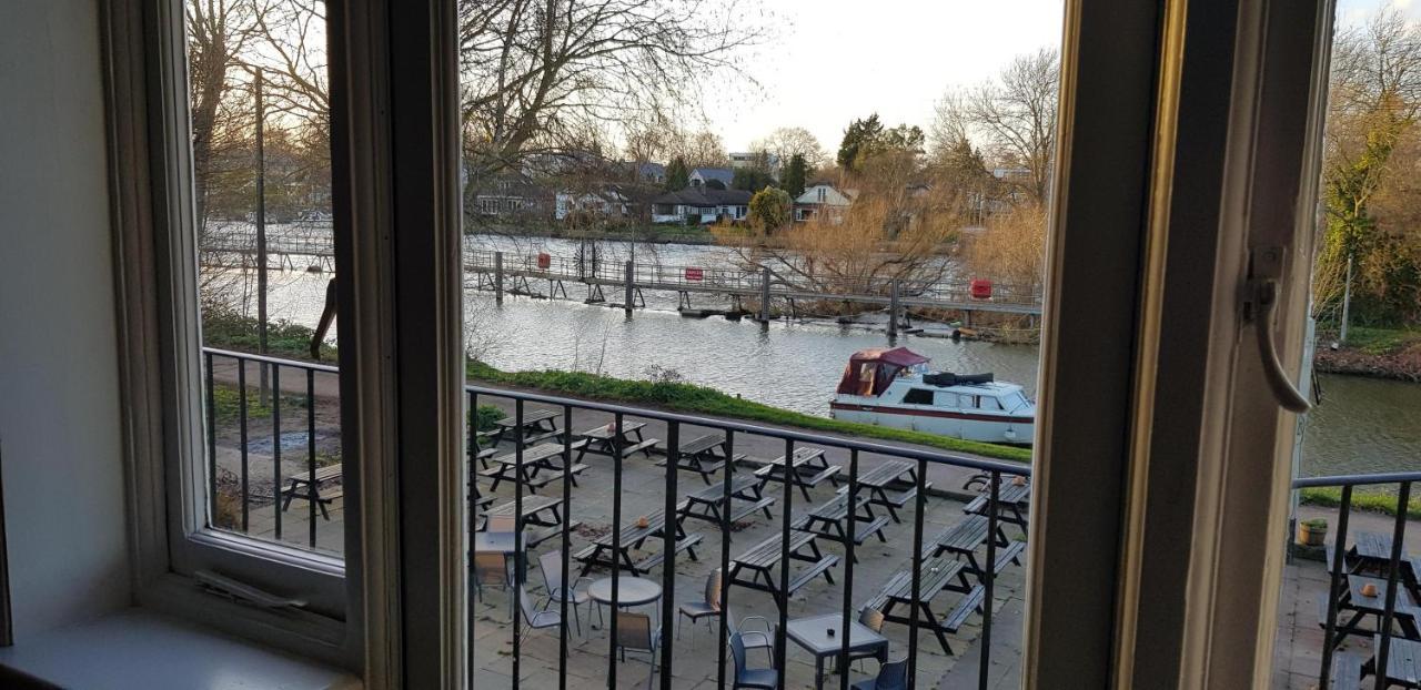 The Weir Hotel Walton-on-Thames Exteriér fotografie