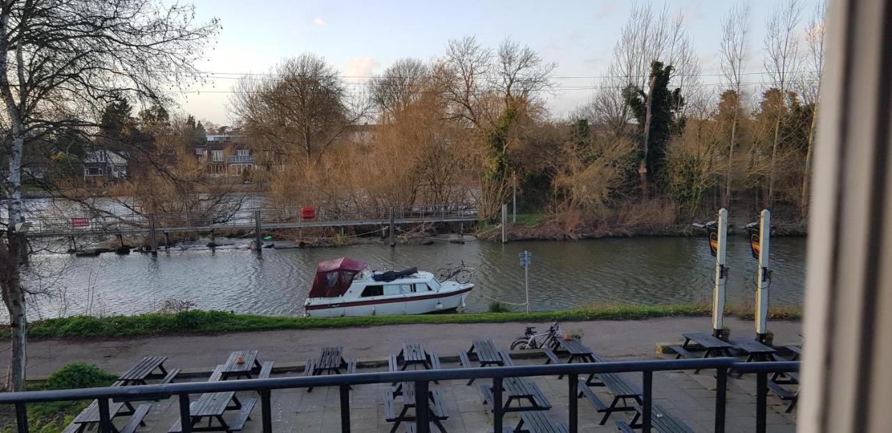 The Weir Hotel Walton-on-Thames Exteriér fotografie